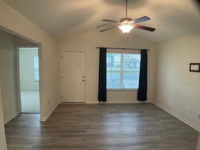 Building Photo - Almost Brand New 3 bed, 2 Bath with 1 Car ...