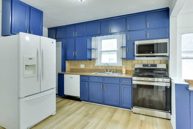 Building Photo - 830 S 50th St