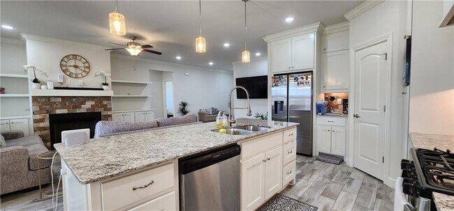 Building Photo - 1001 W Ashmore Landing Loop