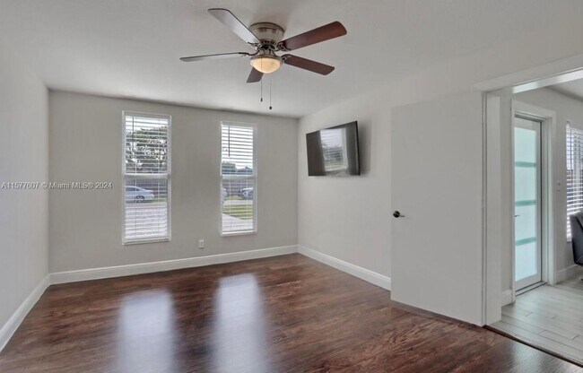 Building Photo - 876 Gardenia Dr