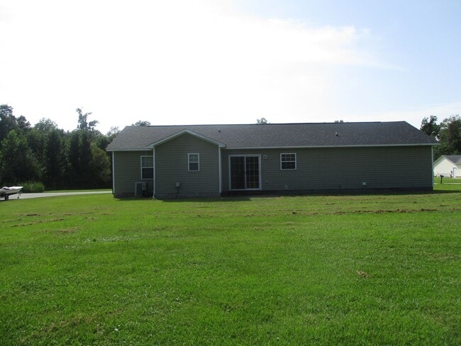 Building Photo - Charming three bedroom two bath home located off Piney Green.