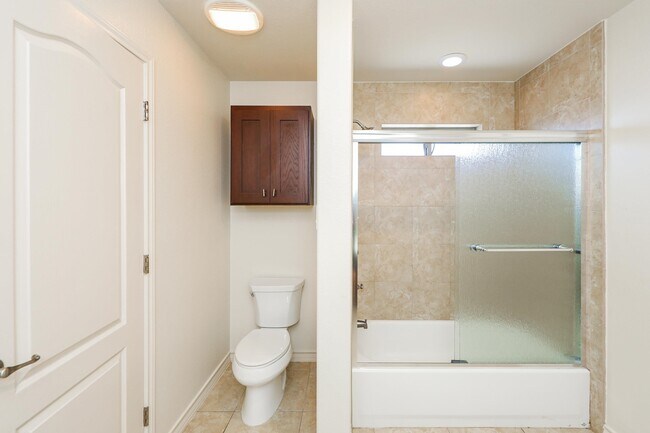 Building Photo - 9813 Sandhill Dr