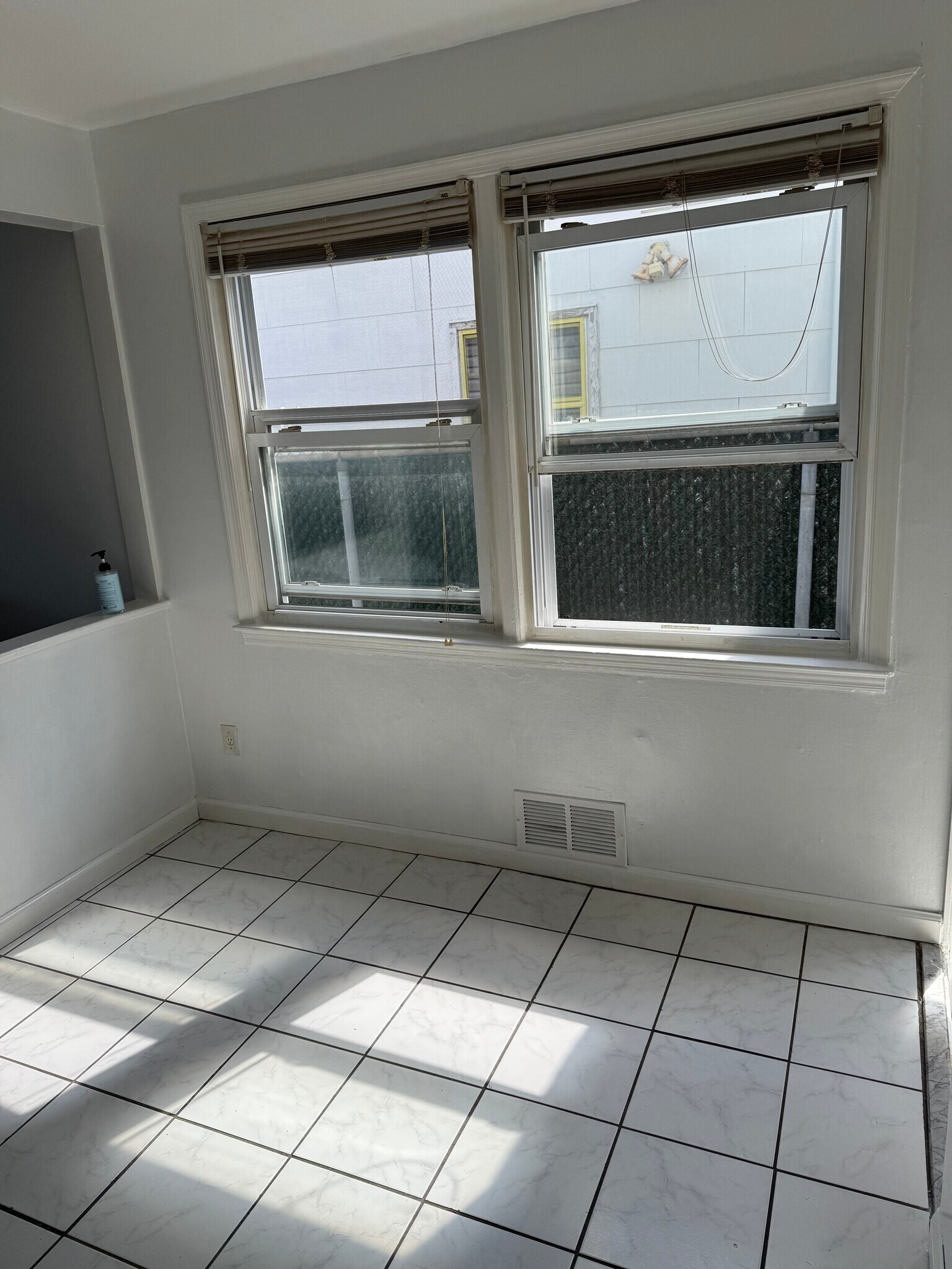 Building Photo - 656 S Gannon Ave
