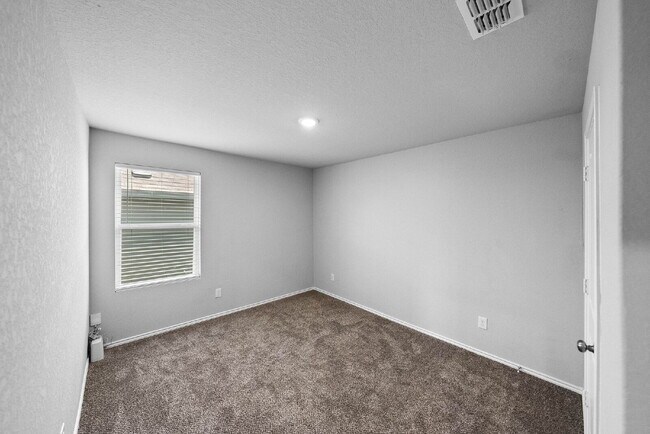 Building Photo - Welcome to Your New Home! Enjoy Free Rent!...