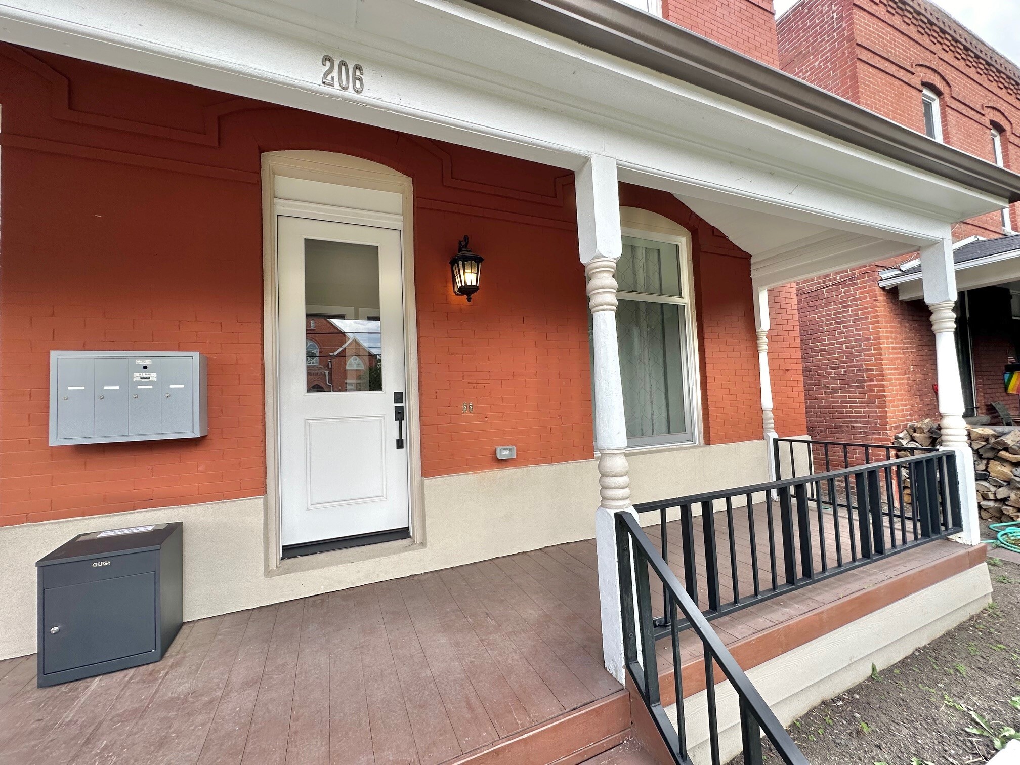 Building Photo - 204 W 5th Ave