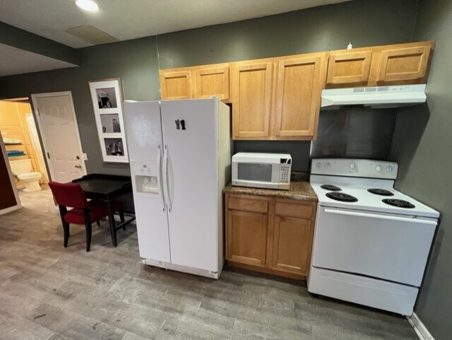 Newer appliances in full kitchen - 3040 Park Ave
