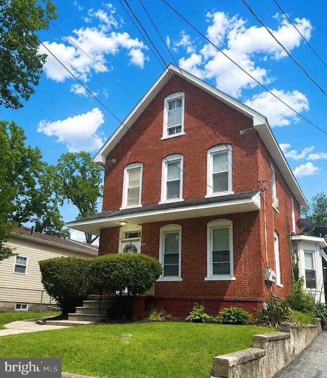 Building Photo - 743 E Grape St