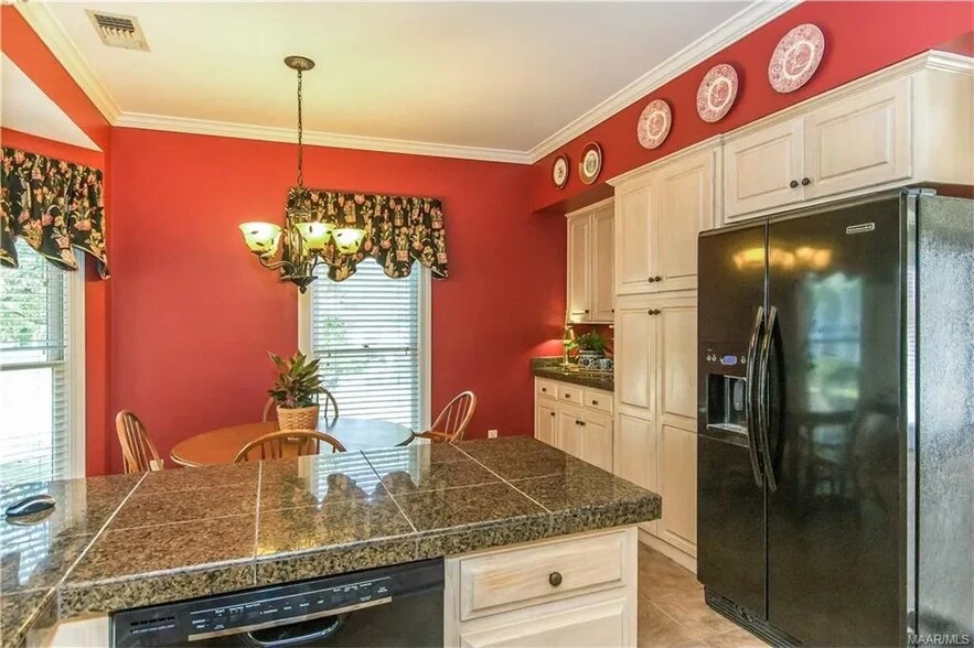 Building Photo - 2255 Vaughn Ln