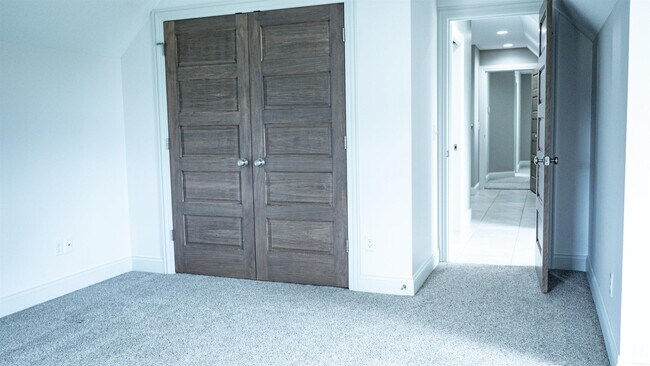Building Photo - 285 Madison Dr