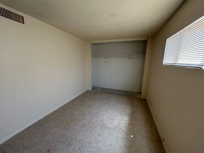 Building Photo - Spacious 4 bedroom, 2 bathroom home locate...