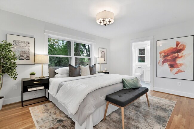 Building Photo - "Luxurious 6-Bed, 6-Bath Arlington Retreat...
