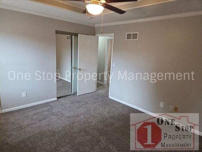 Building Photo - Cozy 3 bedroom 2.5 bathroom in Blue Springs, MO!