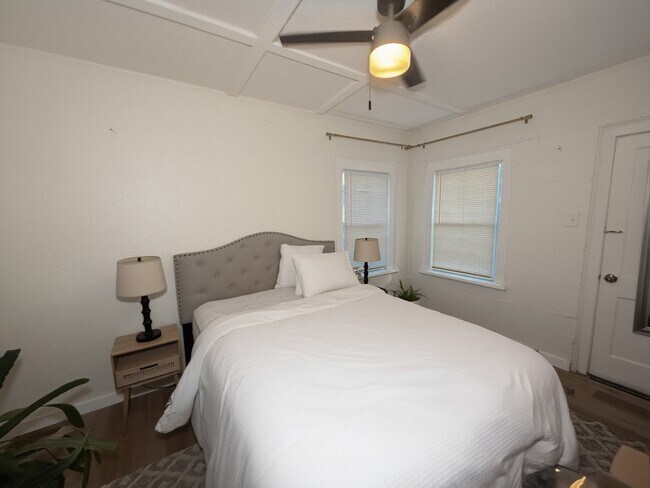 Building Photo - 504 W Gandy St