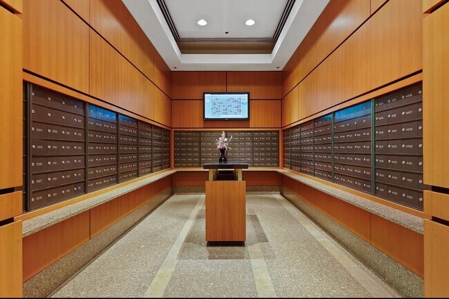 Building Photo - 400 N La Salle Dr