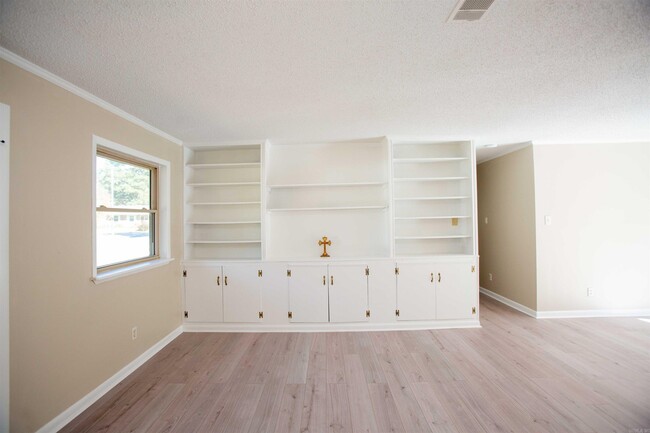 Building Photo - 29 Meadowbrook Dr