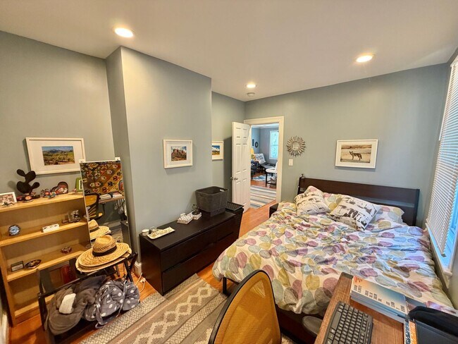 Building Photo - Beautiful Benning 3 Bedroom Renovated Bungalow Home with Yard, Parking, W/D.