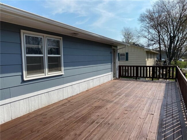 Building Photo - 704 E Culton St