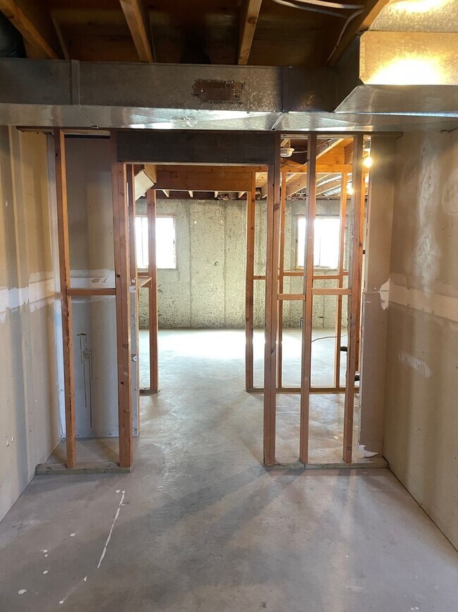 Building Photo - Twin Home with a 3-bedroom 1.5 Bath and Fenced Backyard
