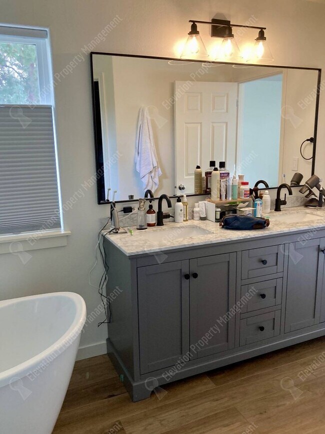 Building Photo - *Unfurnished* Beautifully updated 3 BR on ...