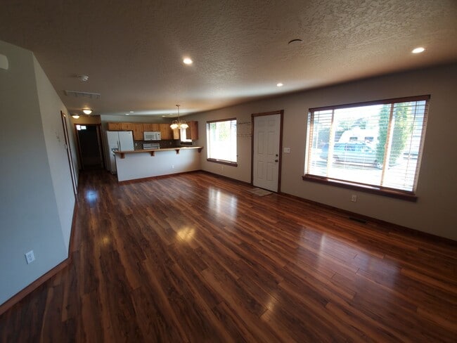 Building Photo - Great Family Home