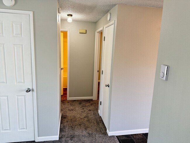 Building Photo - Updated 2 bedroom 1 bathroom dulpex in Springfield!