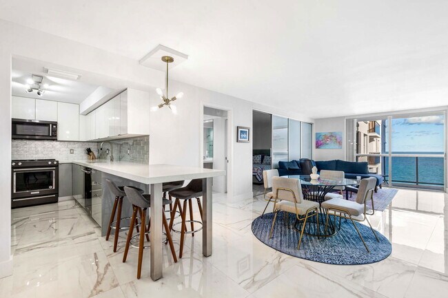 Building Photo - 6039 Collins Ave