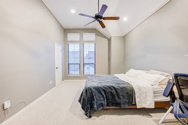 Building Photo - 3105 Fairdale Oaks E