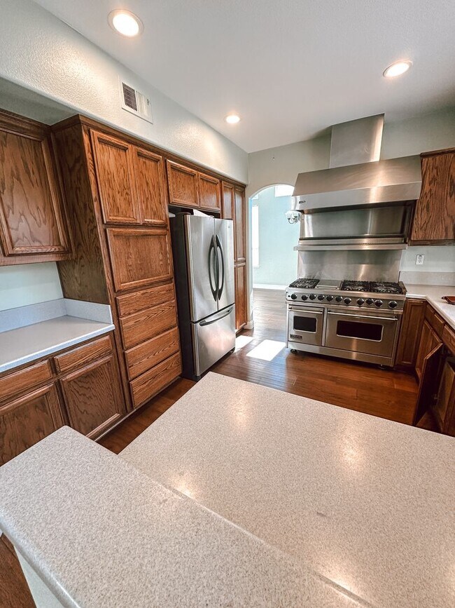 Building Photo - Pleasanton home available now!