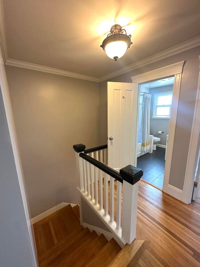 Building Photo - UPDATED Split Level 3BR/2BA 1650sf Sunset ...