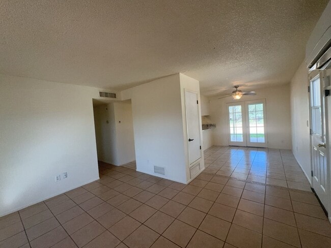 Building Photo - Beautiful 3 bedroom home - available now!