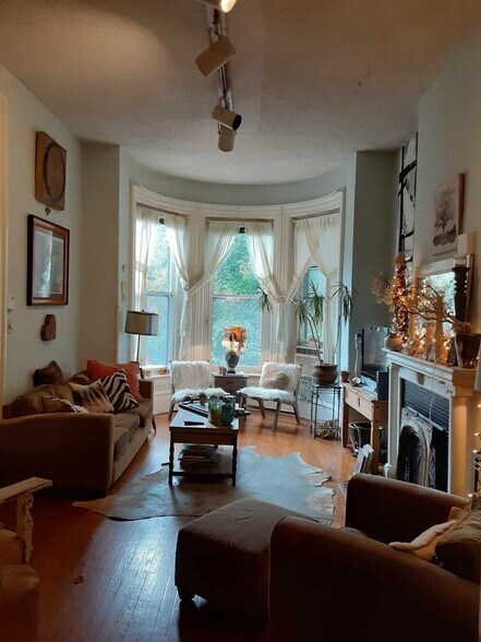 Living room - 1421 Grove Ave