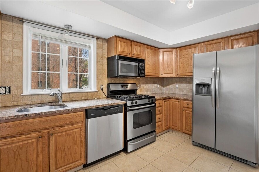 Building Photo - 727 Warburton Ave