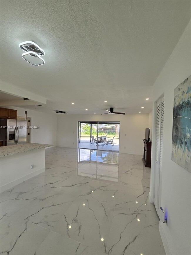 Building Photo - 305 SE Airoso Blvd