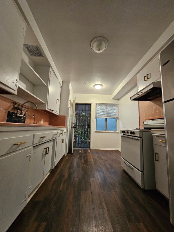 Building Photo - 1850 N La Brea Ave