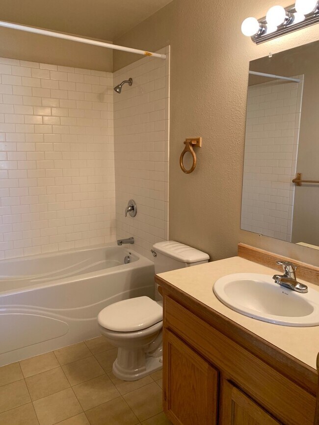 Building Photo - 404 River Ave