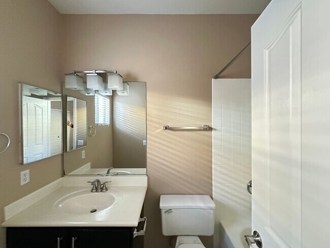 Building Photo - Discovery Hills