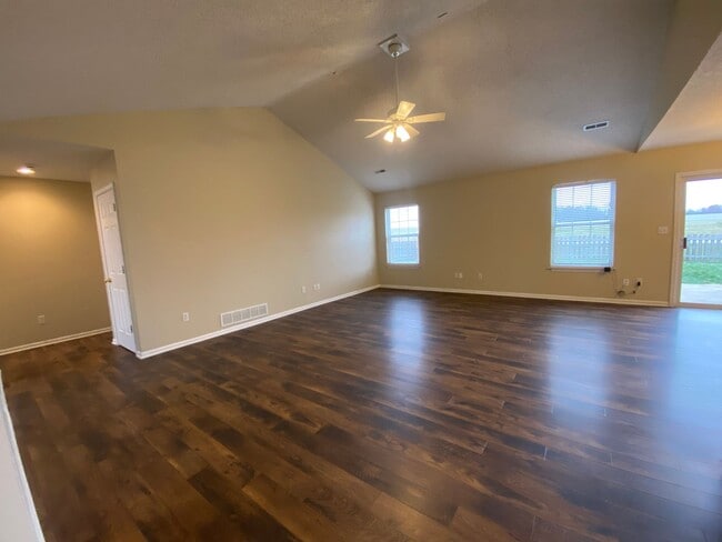 Building Photo - 3BR/2BA with neighborhood pool included!