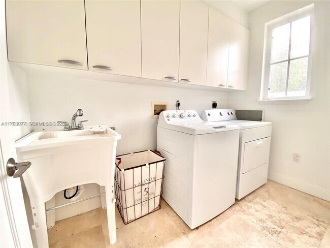 Building Photo - 350 Woodcrest Rd