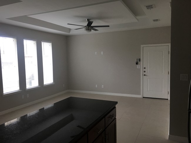 Spacious living room - 3009 Sabercat Ave