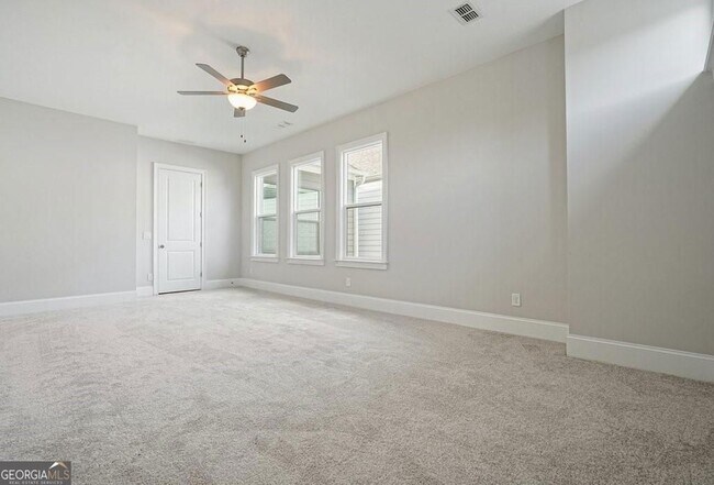 Building Photo - 123 Village Green Ave