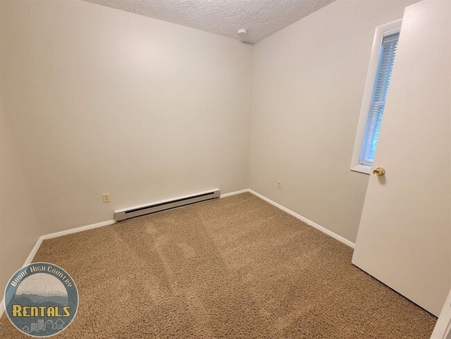 Building Photo - 4bd Upper Unit In Duplex Right Off New Market And Close To ASU