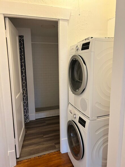 Washer/dryer - 2443 4th Ave N