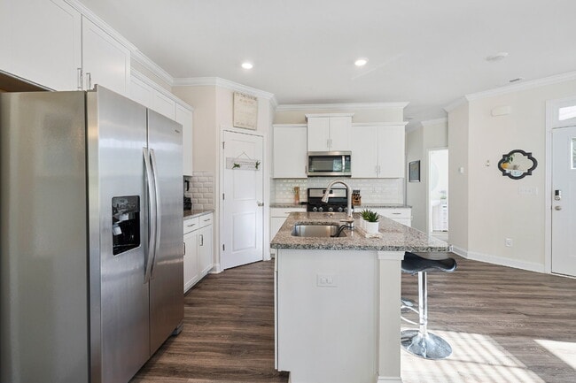 Building Photo - 3 bedroom 2.5 Townhouse with Office in Lak...