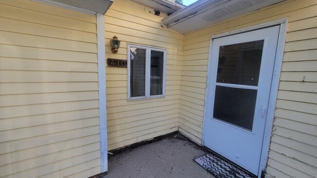 Building Photo - 410 Cottage Ave