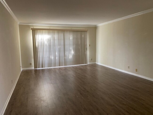 Interior Photo - 400 N Hollywood Way