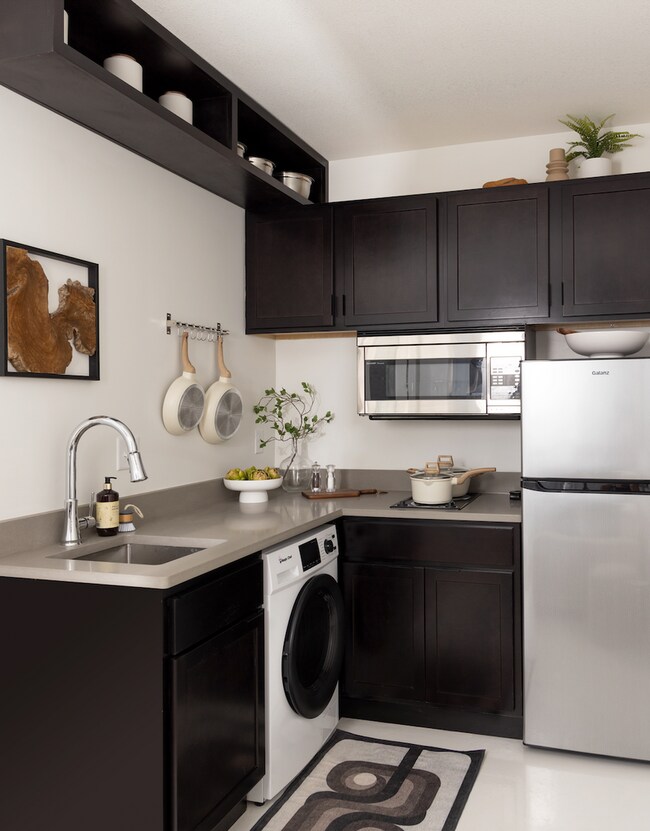 Building Photo - Signal Hill Studios