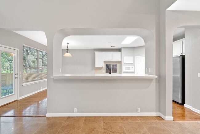 Building Photo - 10724 Thoroughbred Dr