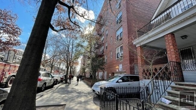 Building Photo - BRIGHT AND  LARGE 2  BEDROOMS RUGBY ROAD/P...