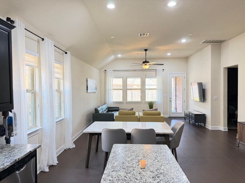 Building Photo - 2432 Granite Hill Dr