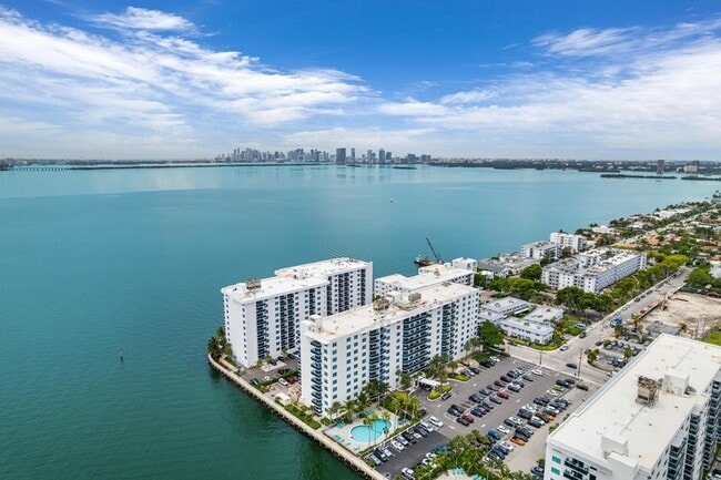 Building Photo - 7501 E Treasure Dr